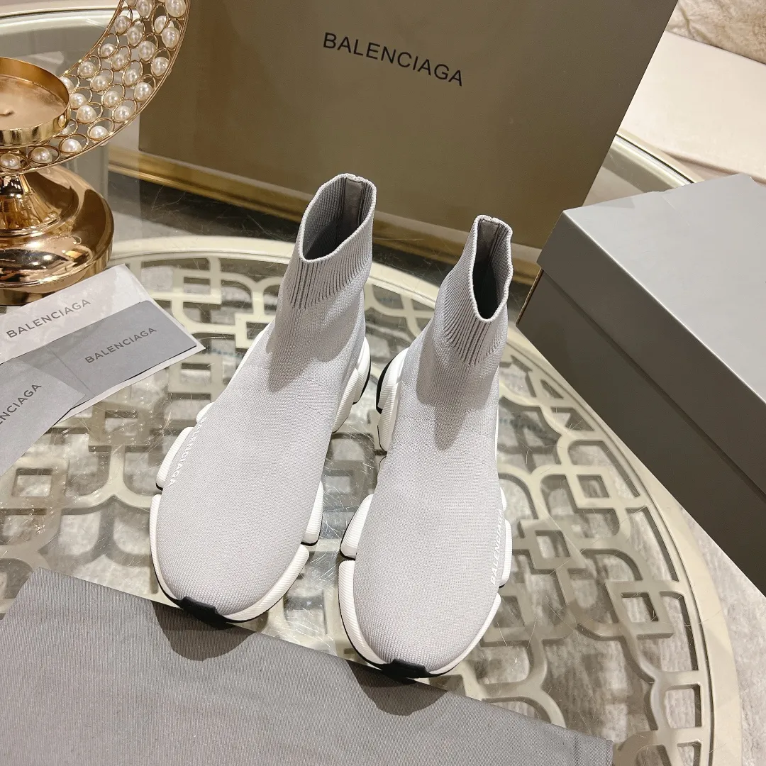 👟👟Ex-factory price 520👟👟 【Balencia**】The latest ✅SPEED2.0 multi-compression molded combination outsole from Paris* ✅ ⚠️Balencia’s top couple socks and shoes❗️ 🌟Original purchase and development! The top version on the market, with upgraded quality, every detail including packaging is compared to ZP! Newly upgraded TPU vacuum molded combination outsole! More comfortable and easy to wear! 3D knitted fabric is breathable and does not deform! The logo is the same as the original one, please distinguish it from the market currency! ⚠️Balenciaga’s latest packaging! 🔸Couple size SIZE: 35-42 (can be customized from 41)